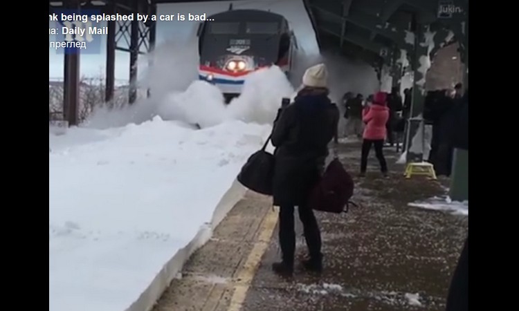 NEVIĐEN PRIZOR: Naišao je voz i potopio ljude SNEGOM! (VIDEO)