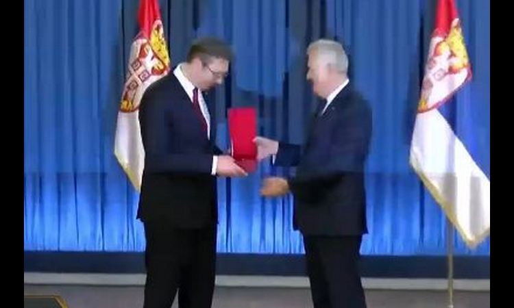 PRIMOPREDAJA DUŽNOSTI ZAVRŠENA: Nikolić Vučiću predao zastavu i pečat!