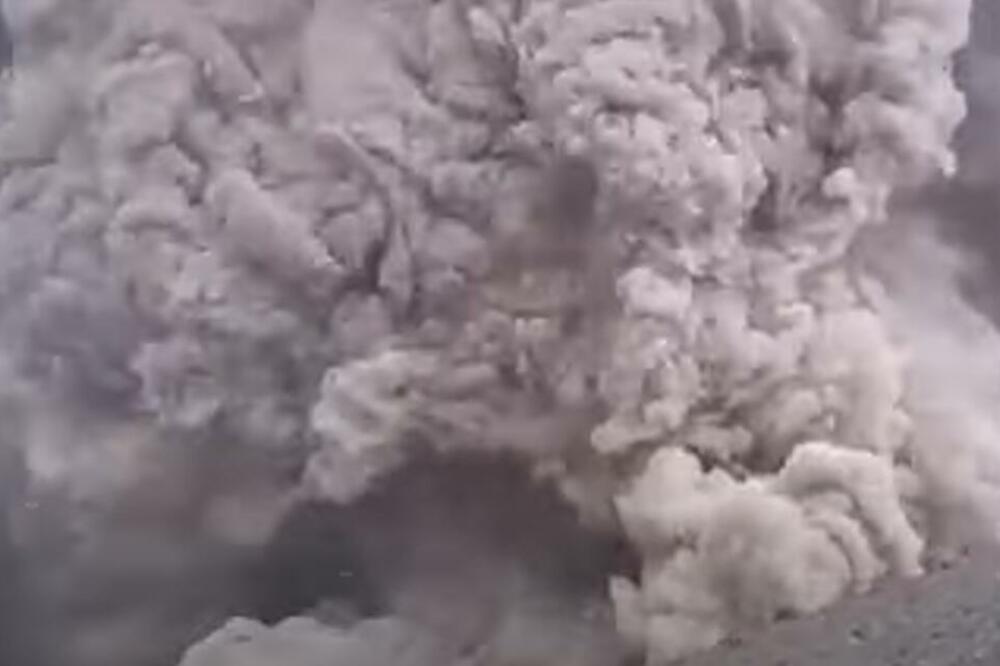 PANIKA U ČILEU USLED ERUPCIJE: Proradio vulkan Laskar