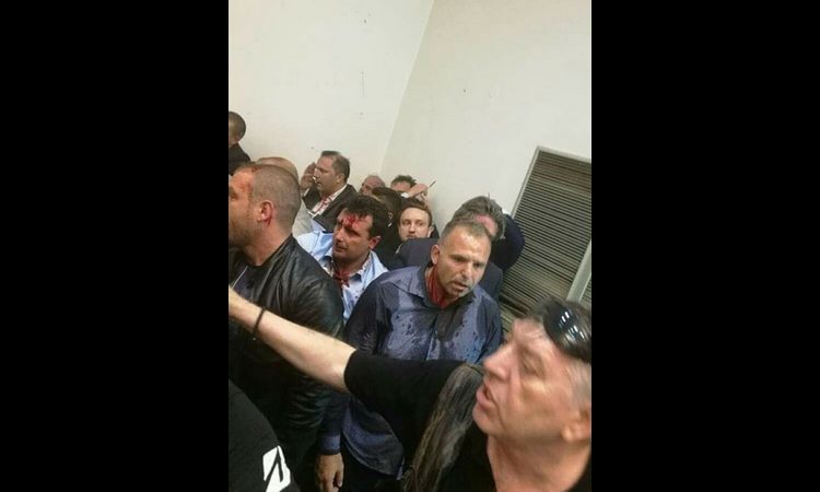 MAKEDONIJA NA IVICI GRAĐANSKOG RATA: Demonstranti upali u Sobranje, Zaev povređen! (FOTO, VIDEO)