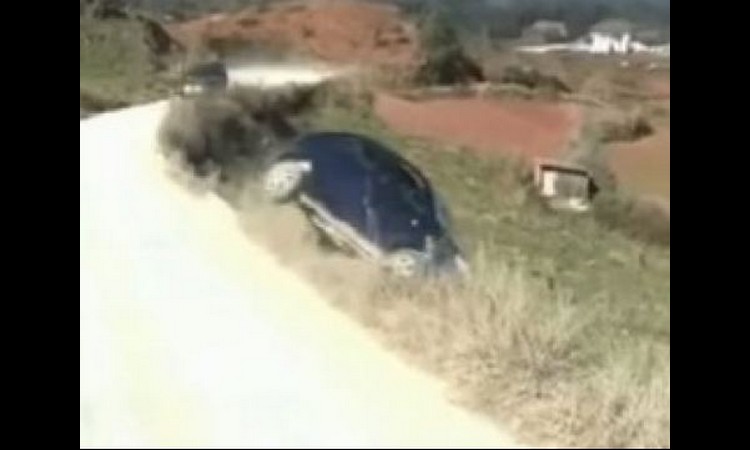 JEDVA JE OSTALA ŽIVA: Pokušala je okrene auto, a onda se desilo nešto UŽASNO! (VIDEO)