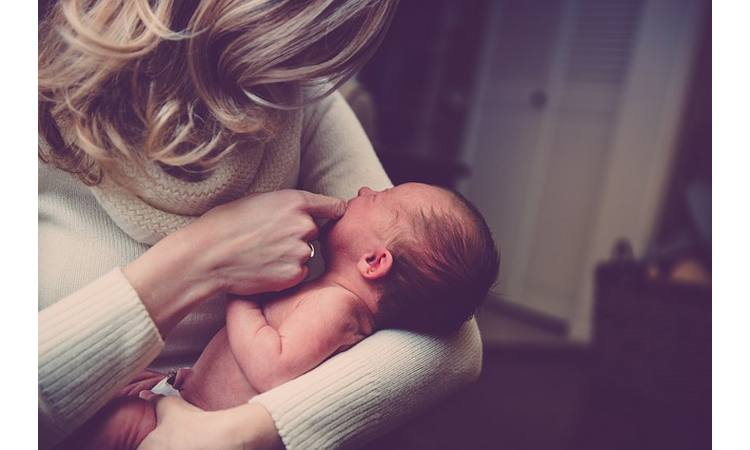 POSTOJE PRAVILA: Da li majka u toku porodiljskog odsustva sme da radi?