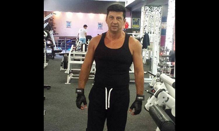 STAJU NA LUDI KAMEN: Srpski voditelj se ženi sa 20 godina mlađom devojkom koja OBARA S NOGU! (FOTO)