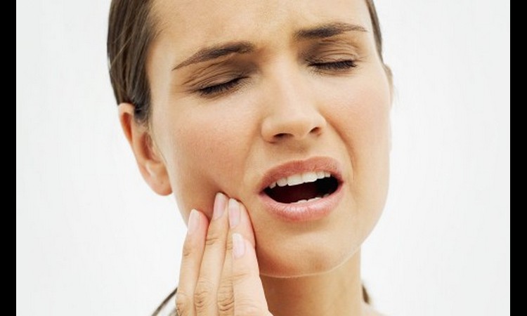 OVO PROVERENO POMAŽE: Kada vas zubobolja probudi, napravite ovu smesu i nastavite da spavate