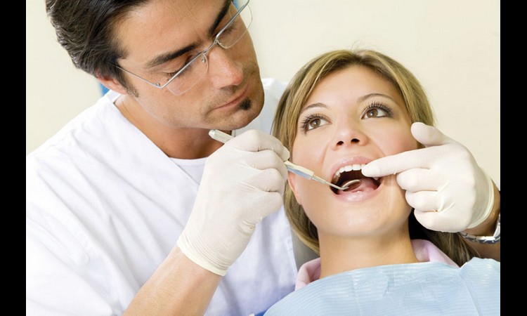 MIT ILI ISTINA: Evo koliko nam konac za zube zaista pomaže!