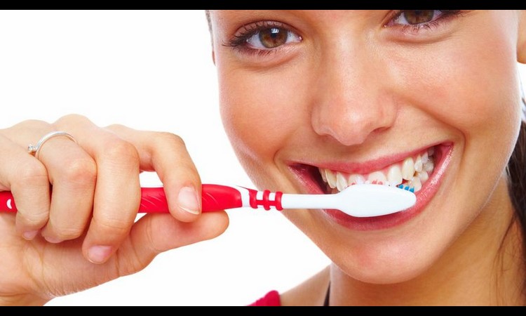 SODA BIKARBONA ZA BLISTAVI OSMEH: Trik koji momentalno izbeljuje zube!