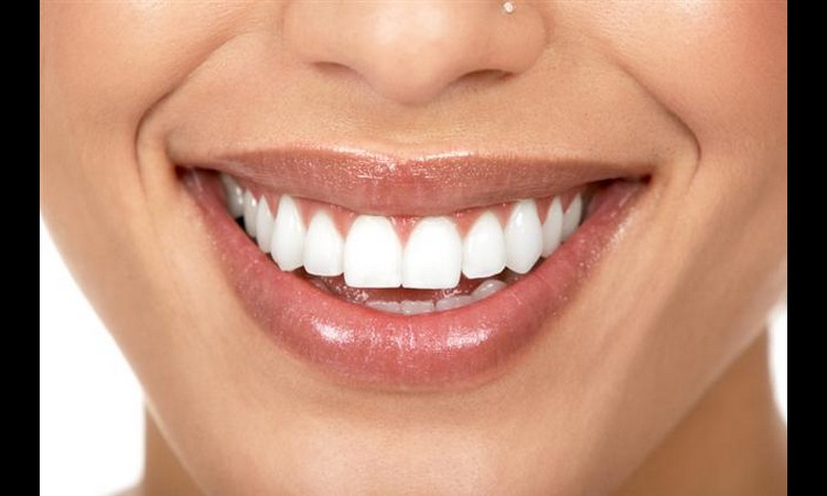 BLISTAVO BELI ZA SAMO 10 MINUTA: Evo kako da izbelite zube uz pomoć magičnog praha!