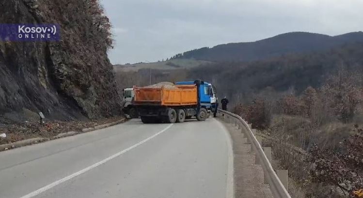 SITUACIJA SE NE SMIRUJE: Postavljena treća barikada u opštini Zubin Potok!