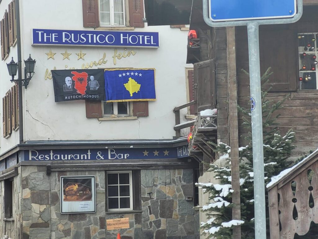 NAKON GNUSNE PROVOKACIJE PREDSEDNIKA SRBIJE: Skinute zastave tzv. Kosova i „velike Albanije“ kod Vučićevog hotela u Davosu