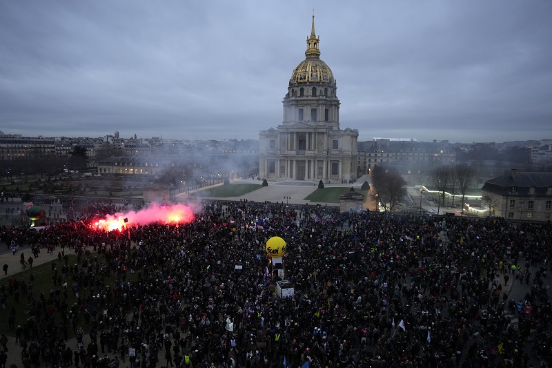 OPŠTENARODNI PROTESTI U PARIZU: Na ulicama preko milion ljudi – štrajk protiv reforme penzije izazvao haos (GALERIJA)