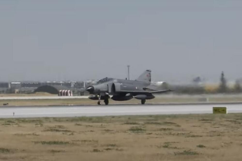 GRČKI FANTOM F-4E SE SRUŠIO U MORE: Letelica pala tokom trenažnog leta, svi se pitaju šta je sa pilotima!