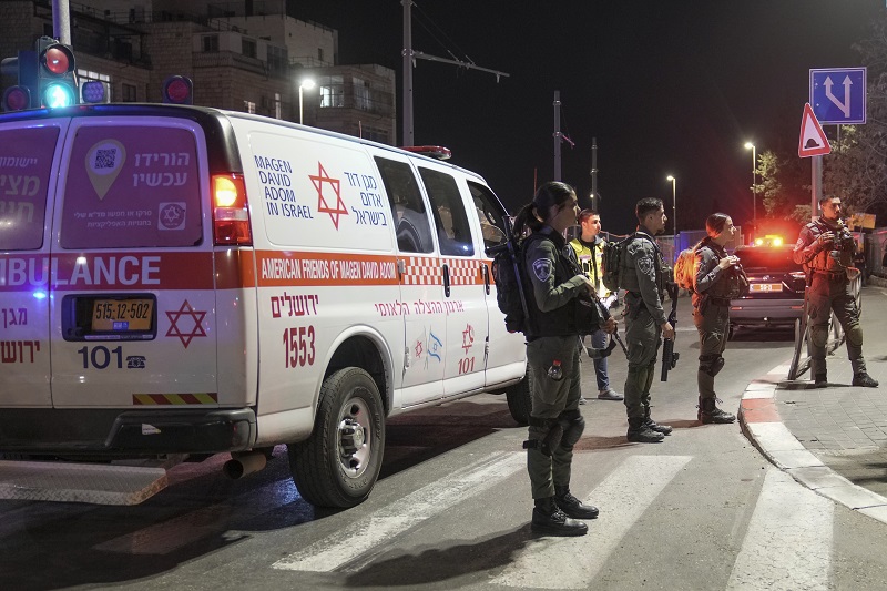 TERORISTIČKI NAPAD U JERUSALIMU: Napadač pucao na vernike iz sinagoge,  ubijeno 7 ljudi(FOTO)