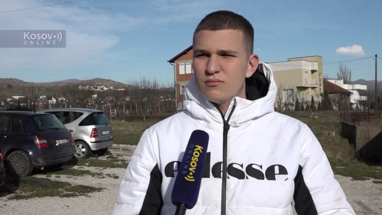 PRETUČENI DEČAK LAZAR MILUTINOVIĆ: „Udarali su me gde su stigli, ne znam zašto su me napali, možda im smeta što sam Srbin“ (VIDEO)