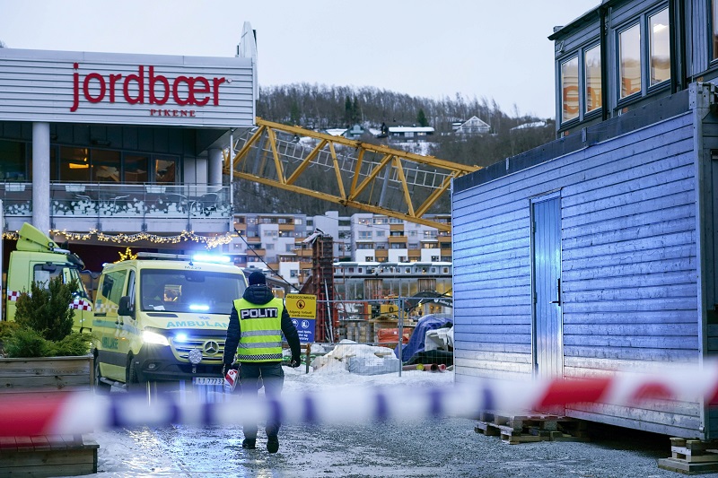 JEZIVA SCENA U NORVEŠKOJ: Jak vetar srušio kran na tržni centar, ima povređenih