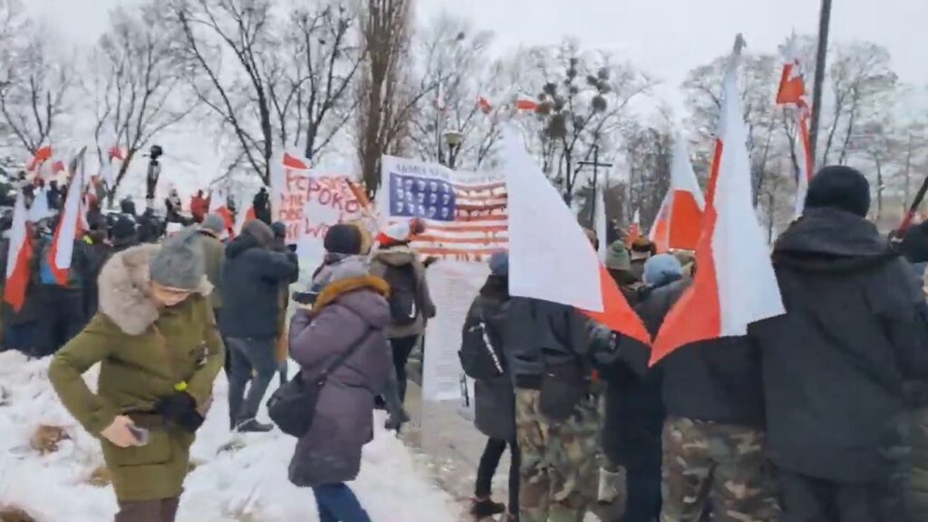 „OVO NIJE NAŠ RAT“: U Varšavi održan protest protiv učešća Poljaka u ratu u Ukrajini (VIDEO)