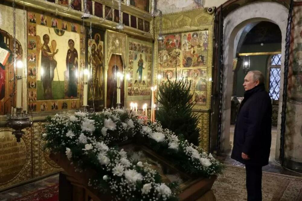 Putin u crkvi twiter printscreen
