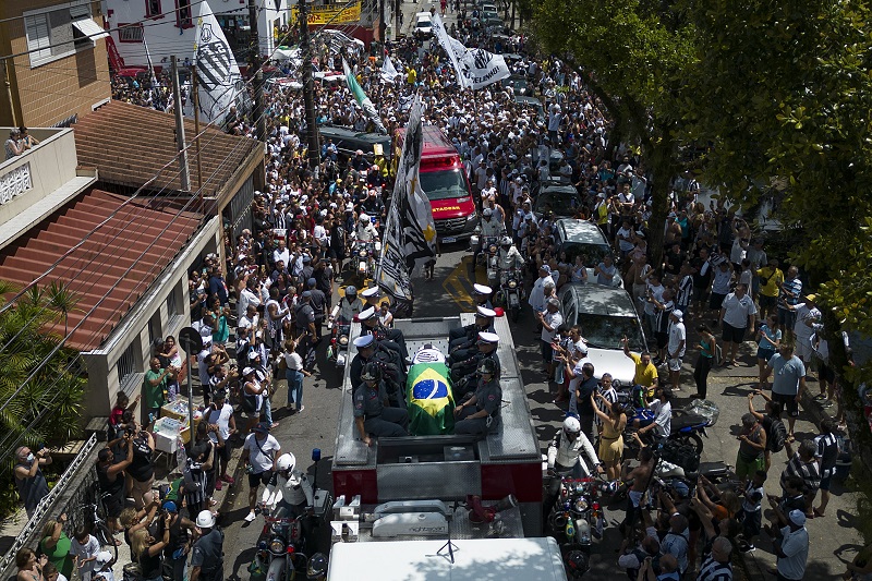 SCENE ZBOG KOJIH PLAČE CELA PLANETA! Preko 250.000 ljudi ispratilo čuvenog Pelea na večni počinak, među njima i predsednik Lula (FOTO)