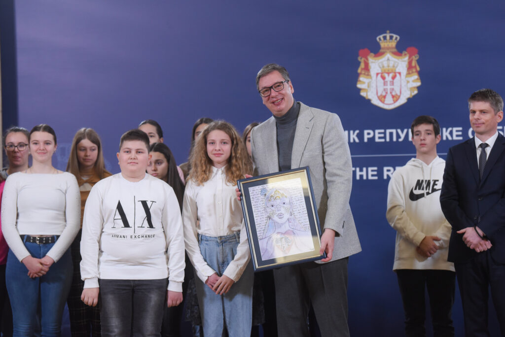 „UVEK STE DOBRODOŠLI“ Srpska deca iz Slovenije pozvala Vučića u goste i uručila mu poklon (FOTO)