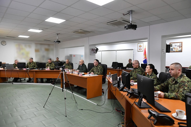 Ministar Vučević i general Mojsilović obišli Operativni centar sistema odbrane (FOTO)