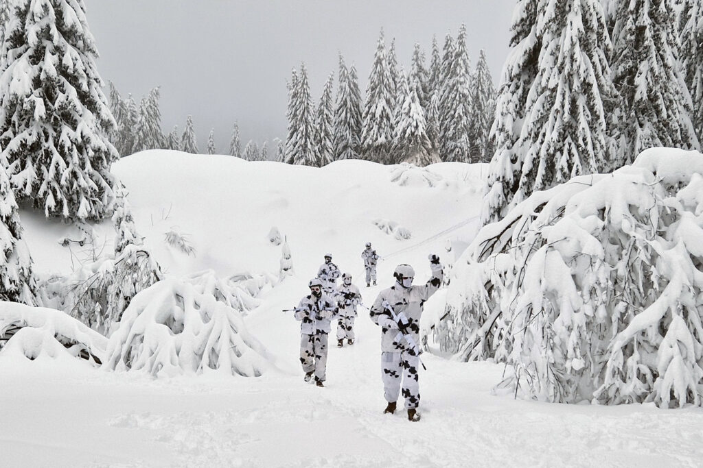 AKTIVNOSTI U PLANINSKIM USLOVIMA: Zimska obuka izviđača Kopnene vojske (FOTO)