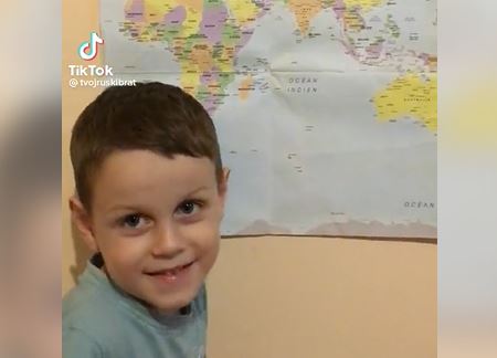 RUSKI DEČAK PONOVO ODUŠEVIO SRBIJU: Uz neodoljiv osmeh čestitao Božić Srbima (VIDEO)