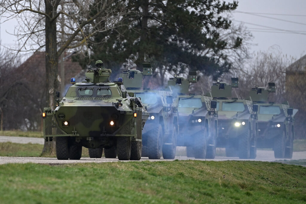 NA PUTU KA KOPNENOJ ZONI BEZBEDNOSTI: Kolona oklopnih borbenih vozila primećena na putu Kraljevo-Raška