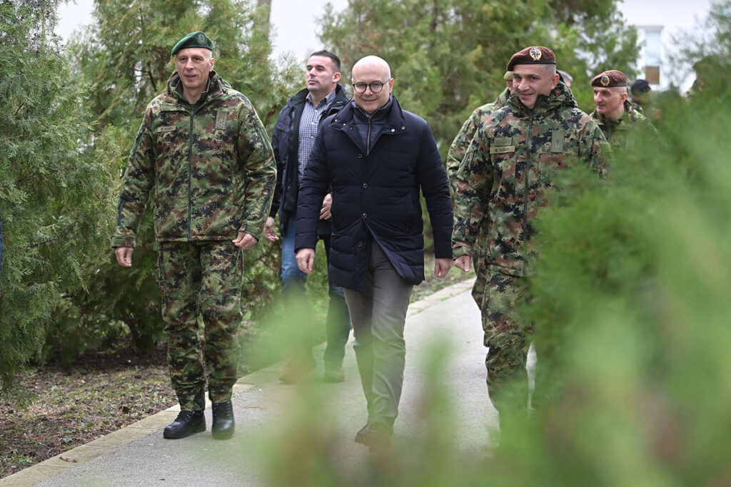 Ministar Vučević obišao 72. brigadu za specijalne operacije: „Ne brinem za Srbiju kakve sjajne vojnike, podoficire i oficire imamo“(FOTO)