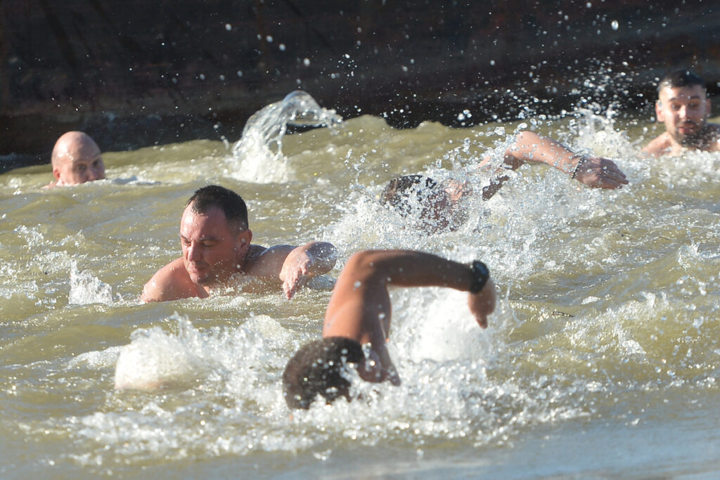 PLIVANJE ZA ČASNI KRST ISPOD KALEMEGDANSKE TVRĐAVE: Najhrabriji vernici plivali na Krstovdan (FOTO)