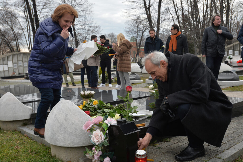 PET GODINA OD UBISTVA IVANOVIĆA: Održan pomen u Aleji zaslužnih građana, poštovaoci Oliveru odali počast i u Severnoj Mitrovici (FOTO)