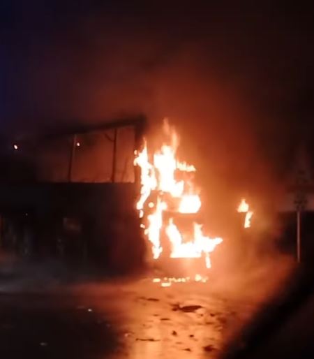 STRAVIČAN POŽAR KOD DOLJEVCA: Autobus se zapalio na autoputu, potpuno IZGOREO (VIDEO)