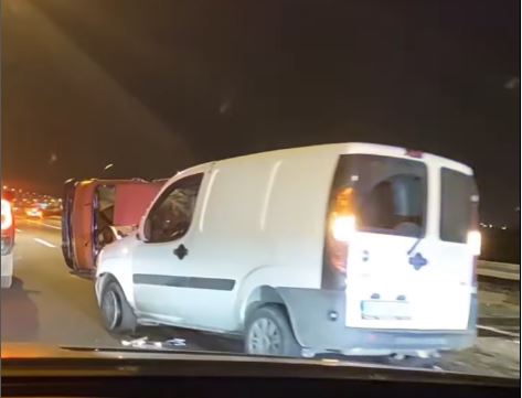 SUDAR DVA TERETNJAKA KOD BATAJNIČKE PETLJE: Jedan se prevrnuo, dve osobe izvučene iz vozila (VIDEO)