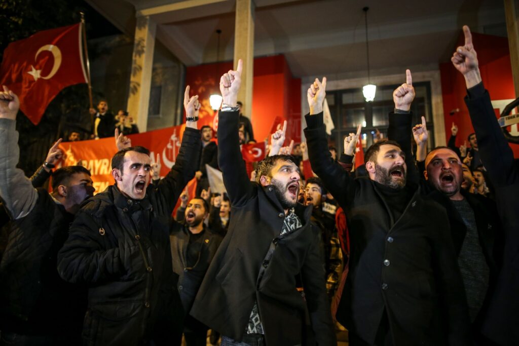 TURSKA ODGOVORILA NA PALJENJE KURANA: Protestanti u Istanbulu poslali poruku Švedskoj (FOTO)