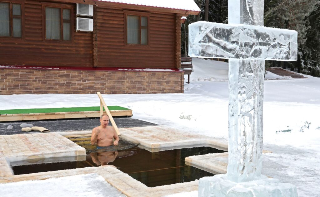 Putin se po tradiciji okupao na Bogojavljenje u ledenoj vodi u Podmoskovlju