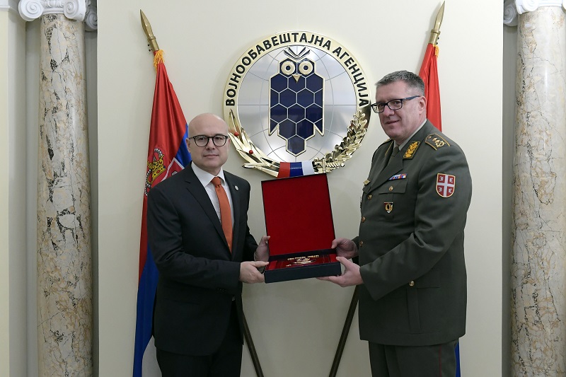 Ministar Vučević obišao Vojnoobaveštajnu agenciju! (FOTO)