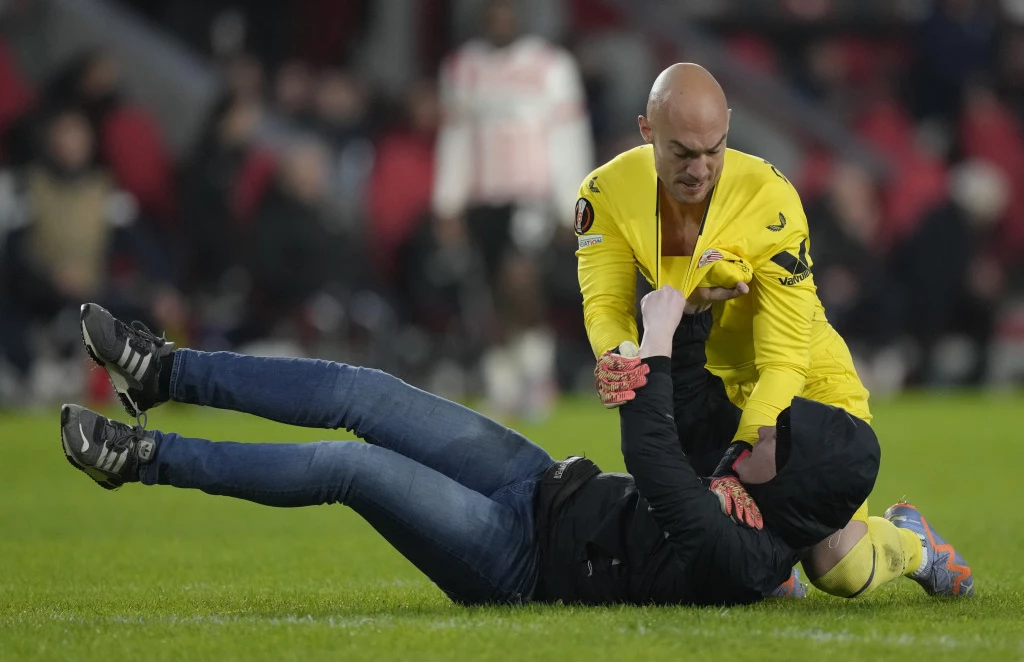 SRAMNA PRESUDA! Evo kako je UEFA kaznila PSV za NAPAD HULIGANA na Marka Dmitrovića!