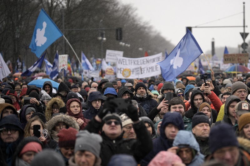 SVEOPŠTI MITING U BERLINU: Najmanje 10.000 ljudi na protestu protiv naoružavanja Ukrajine „OVO NIJE NAŠ RAT“