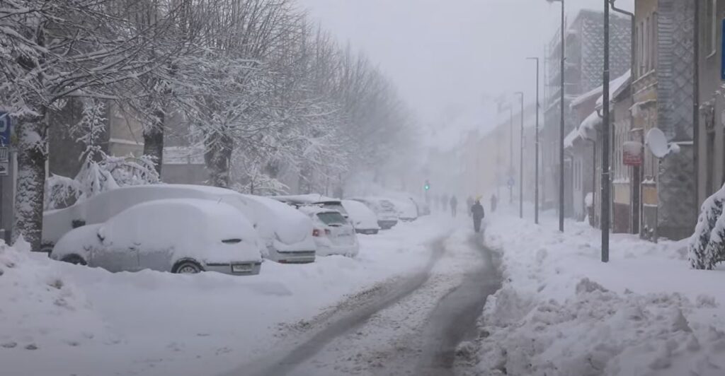 KOLAPS U HRVATSKOJ: Dalmacija odsečena, spasioci izvlače zaglavljene u snegu – otvoreni prihvatni centri (VIDEO)