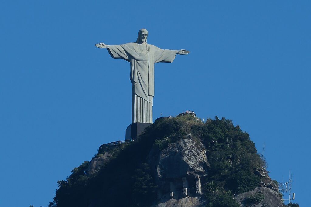 USIJALE SE DRUŠTVENE MREŽE ŠIROM SVETA: Grom pogodio statuu Isusa Hrista u Rio de Žaneiru (FOTO)