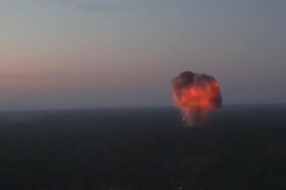 PEŠADIJA NA METI I POD OFANZIVOM: Rusi protiv Ukrajinaca kod Svatova koriste moćno oružje, eksplodira poput atomske bombe! (VIDEO)
