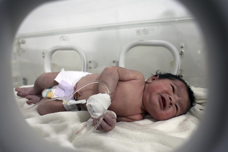 „ČUDO OD BOGA“: Devojčica rođena u ruševinama posle razornog zemljotresa dobila ima AJA (FOTO)
