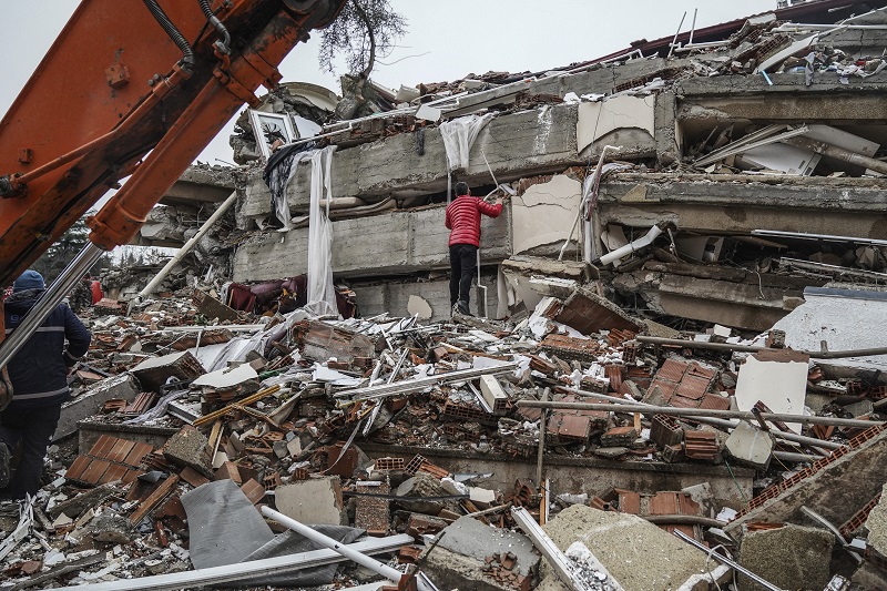 „ŠTA SI JELA, ŠTA SI PILA, JESI TI TO NJIH TROJE RODILA?“ Keruša i troje štenadi spaseni iz ruševina u Turskoj posle mesec dana (FOTO)