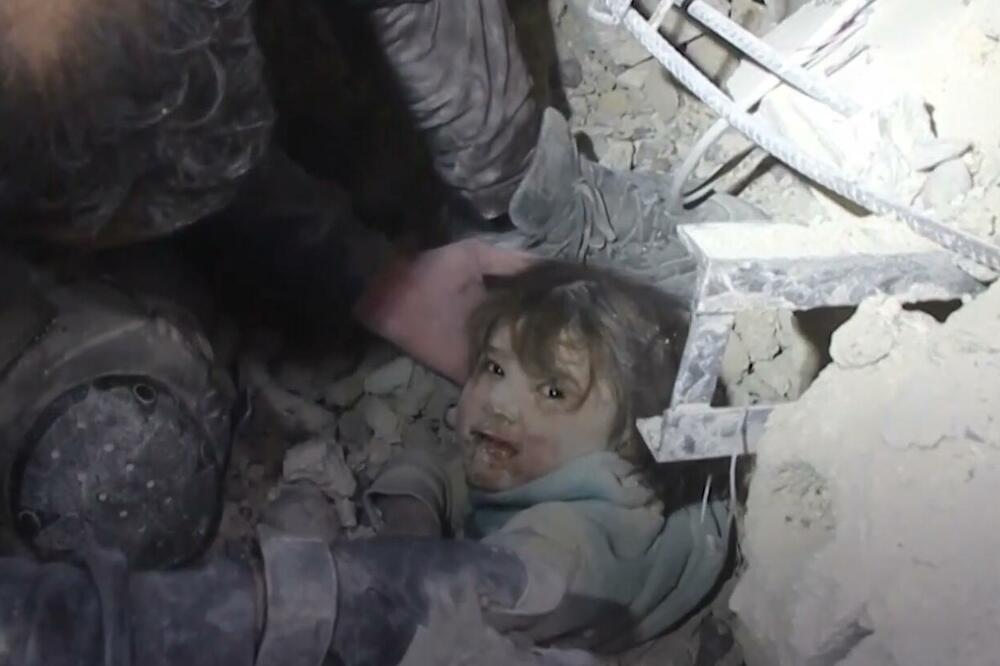 KAMERA SNIMILA POGLED DEVOJČICE KAD JE UGLEDALA SPASIOCA: Snimak iz ruševina u Siriji za nekoliko minuta obišao svet! (VIDEO)