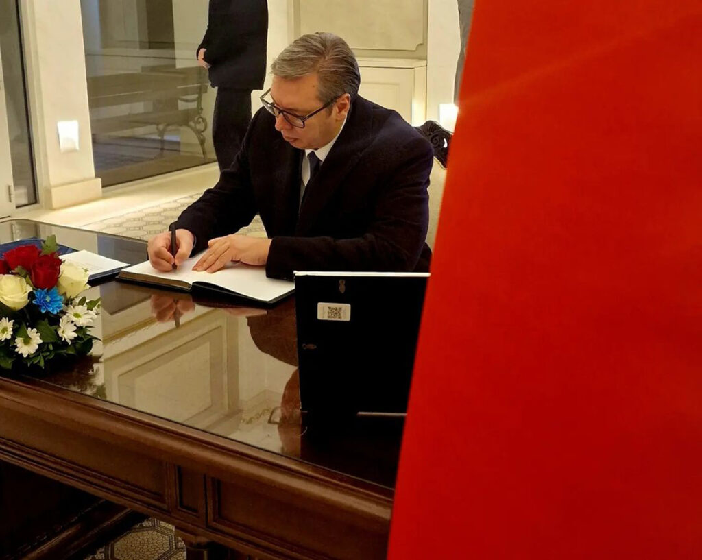 „SRBIJA I NJENI GRAĐANI SAOSEĆAJU SA TURSKIM PRIJATELJIMA“ Predsednik Vučić se upisao u knjigu žalosti (FOTO)