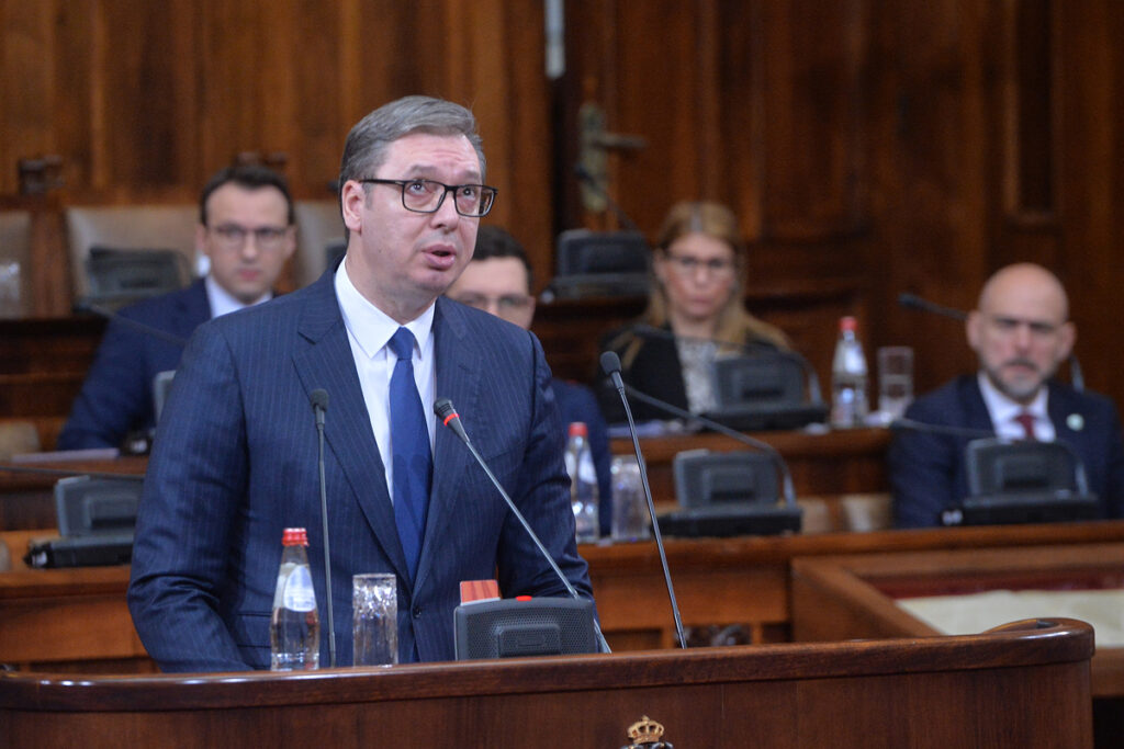 „POVLAČENJEM BARIKADA SPASENI SU ŽIVOTI“ Poruka predsednika Vučića sa skupštinske govornice