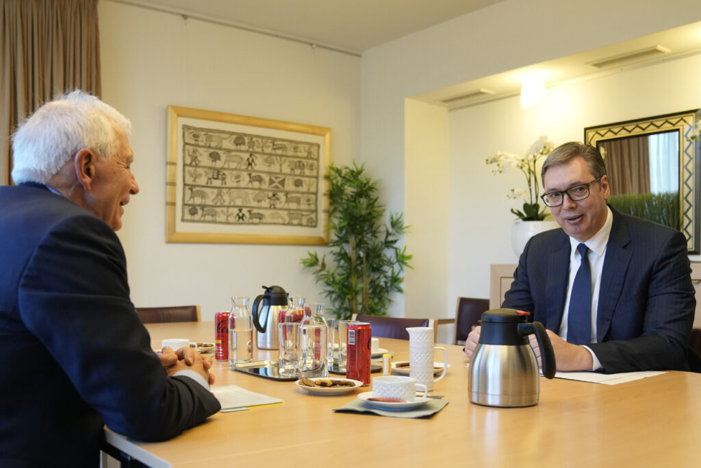 Predsednik Aleksandar Vučić poslao poruku iz Brisela: „Težak sastanak. Očekivano. Nema predaje!“