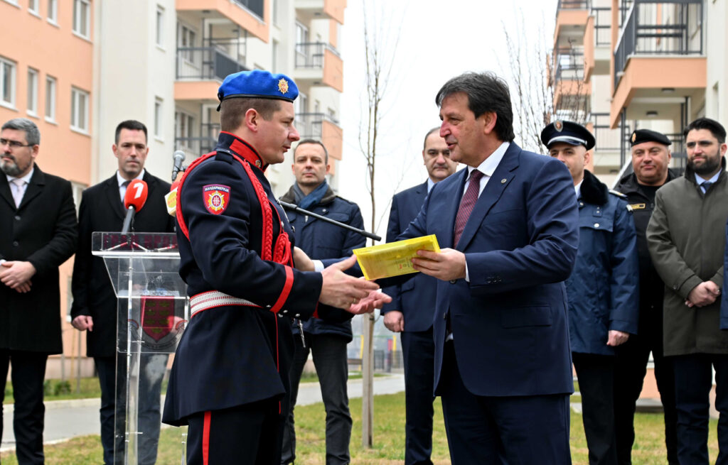 LEPA VEST IZ KRALJEVA: Ministar Gašić uručio ključeve 18 stanova pripadnicima službe bezbednosti (FOTO)