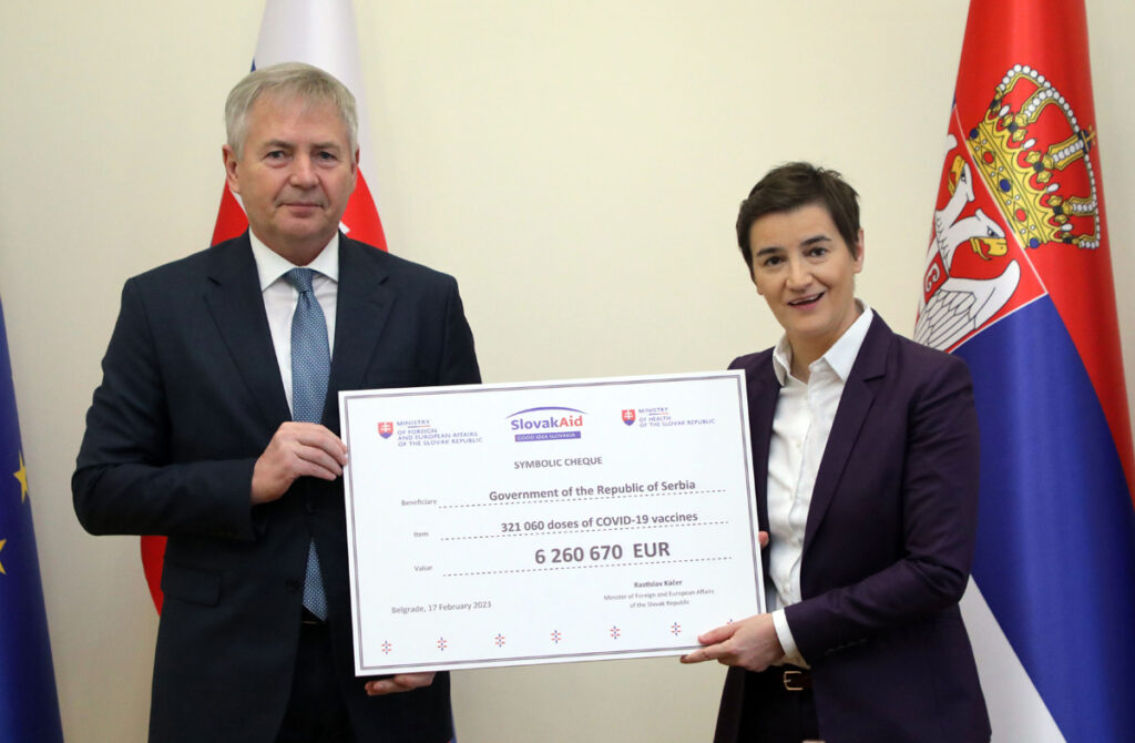 SRBIJA DOBILA 320.000 VAKCINA PROTIV KOVIDA! Premijerka: „Istorijski najvrednija donacija humanitarne pomoći u istoriji Slovačke“ (FOTO)