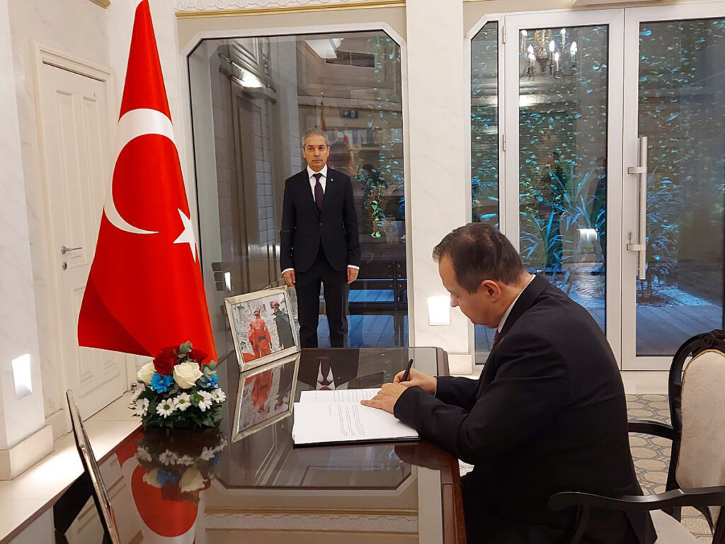 „TEŠKO JE PRONAĆI REČI UTEHE, ALI SRBIJA SA VAMA DELI BOL I TUGU“: Ministar Dačić upisao se u knjigu žalosti u ambasadi Turske u Beogradu (FOTO)