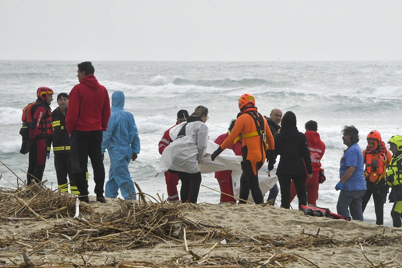 BRODOLOM U ITALIJI: Najmanje 43 beživotna tela migranata pronađena na plaži na jugu zemlje (FOTO)