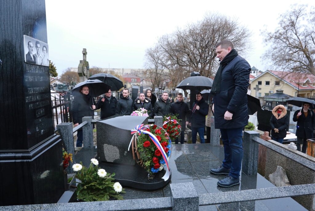Nikodijević položio venac na grob legendarnog gradonačelnika Beograda Branka Pešića (FOTO)